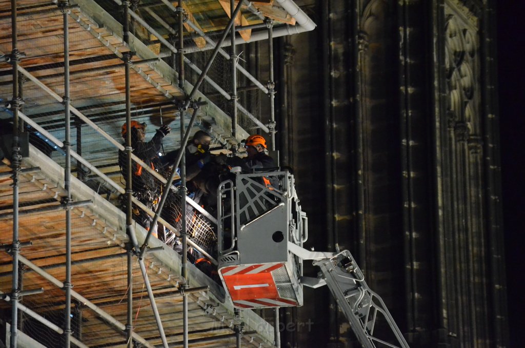 Einsatz BF Aktivisten auf Geruest vom Koelner Dom P306.JPG - Miklos Laubert